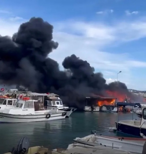 İzmir'de korku dolu anlar! Tekneler alevlere teslim oldu